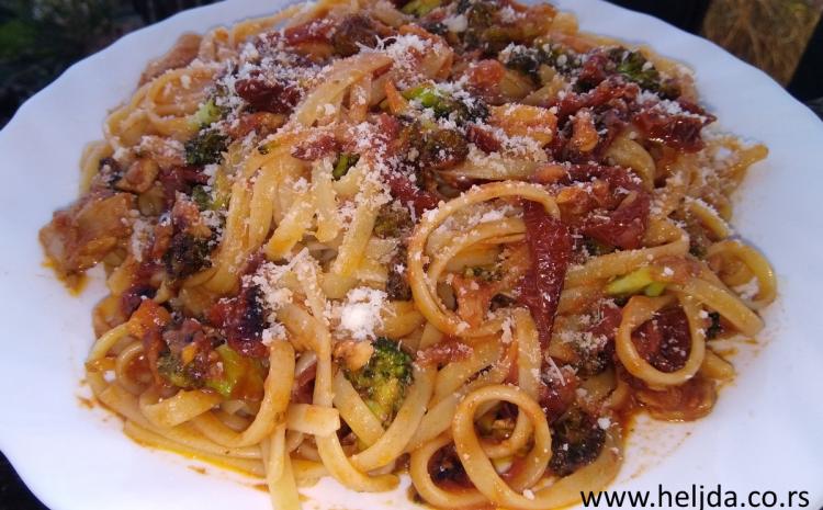 Špagete sa tunjevinom, brokoli, i sušeni paradajz