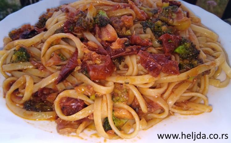 Špagete sa tunjevinom, brokoli, i sušeni paradajz